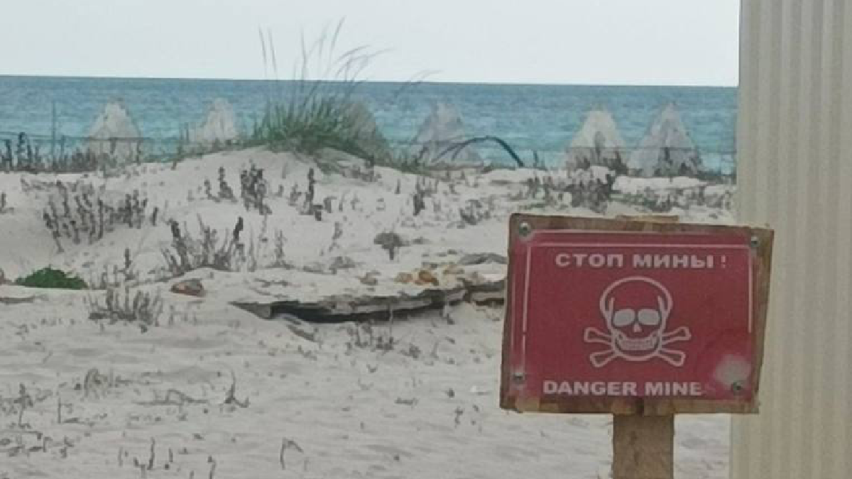На пляжах в окупованому Криму з’явилися таблички про міни
